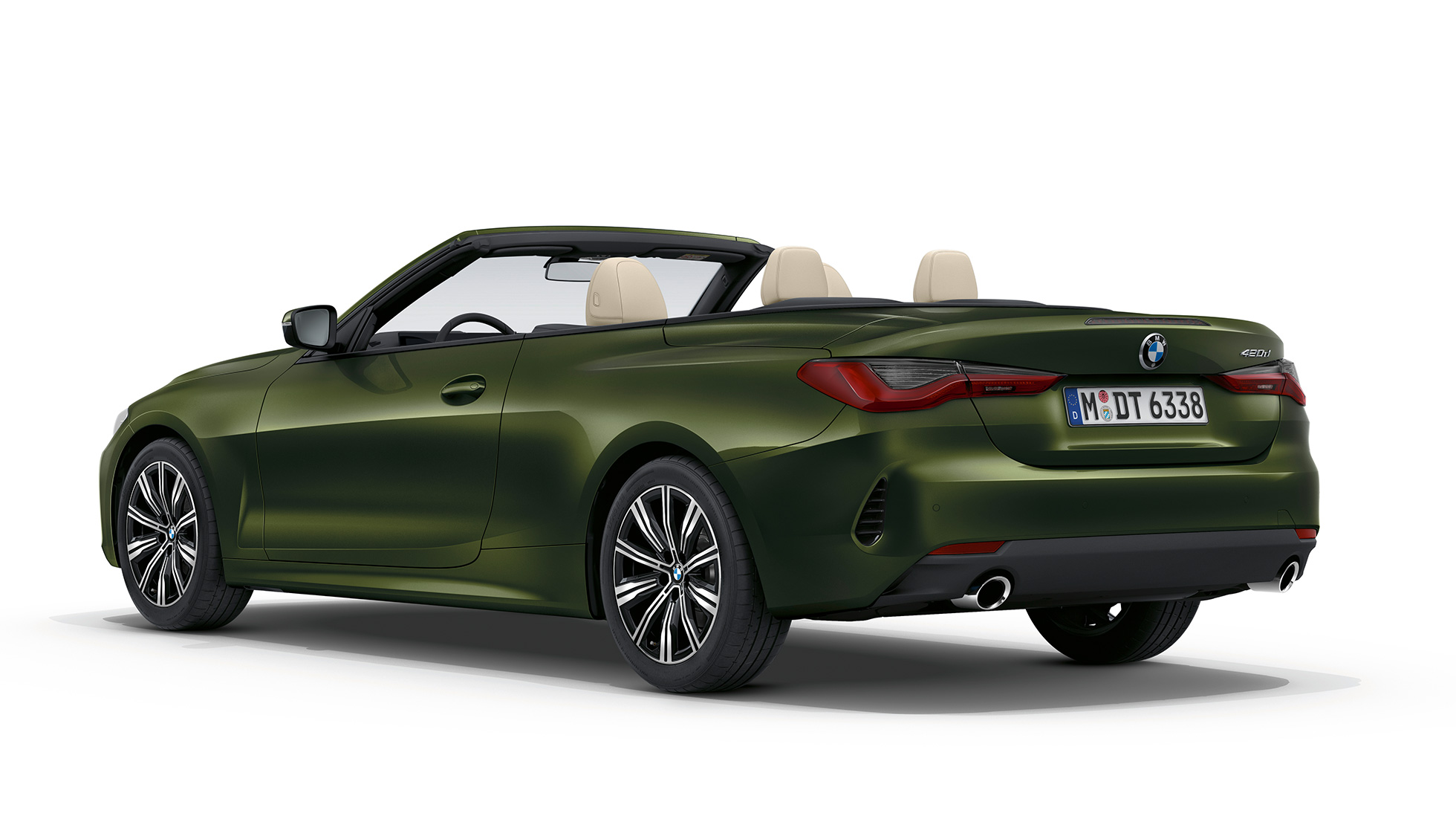 Zadní část BMW řady 4 Cabrio Model M Sport G23 2020 BMW řady 4 Cabrio G23 2020 Model M Sport metalický lak Sanremo Green (zelená) tříčtvrteční pohled zezadu