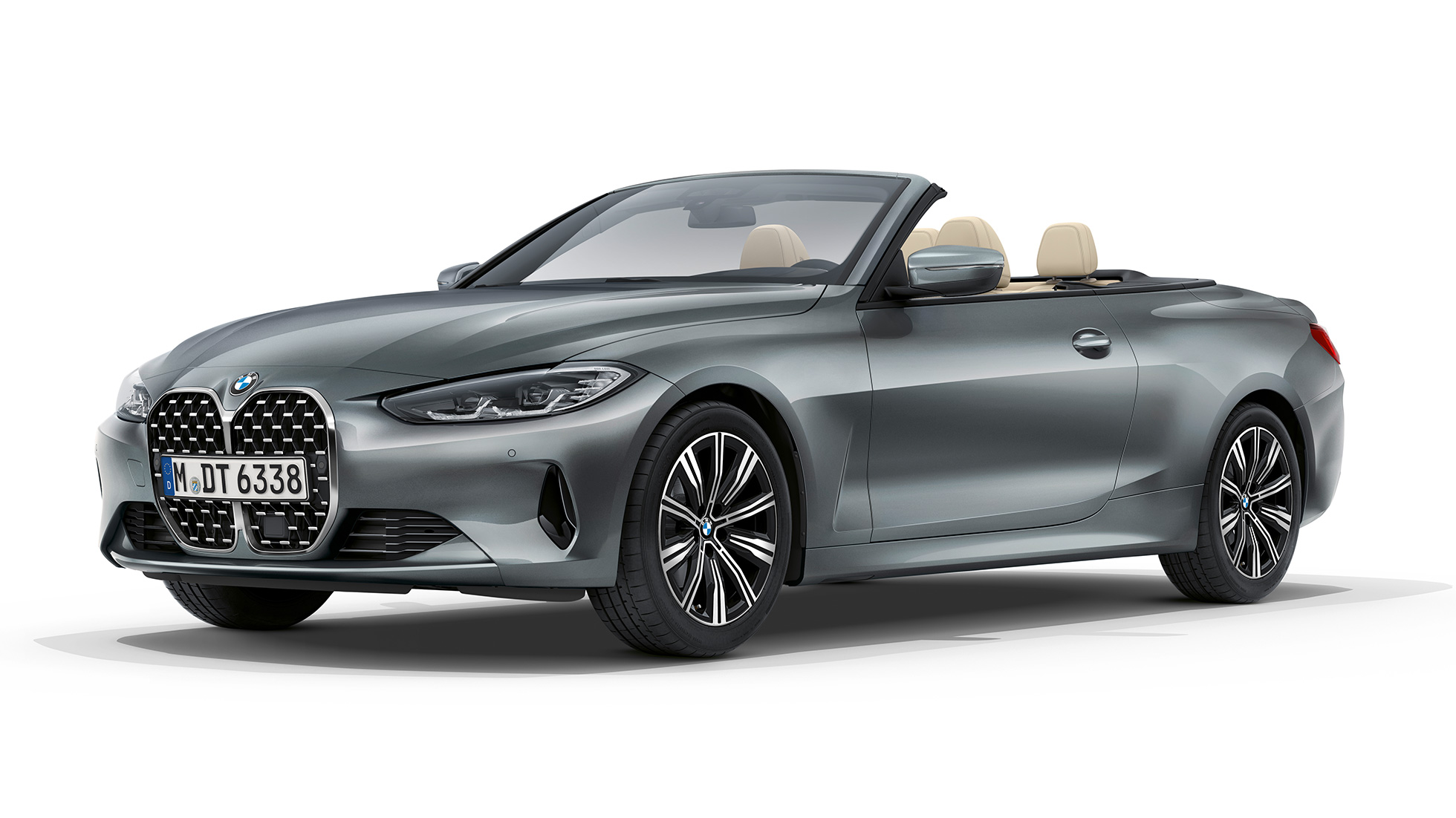 BMW řady 4 Cabrio sériové provedení G23 2020 tříčtvrteční pohled zepředu BMW řady 4 Cabrio G23 2020 sériové provedení metalický lak Bluestone (šedá) tříčtvrteční pohled zepředu