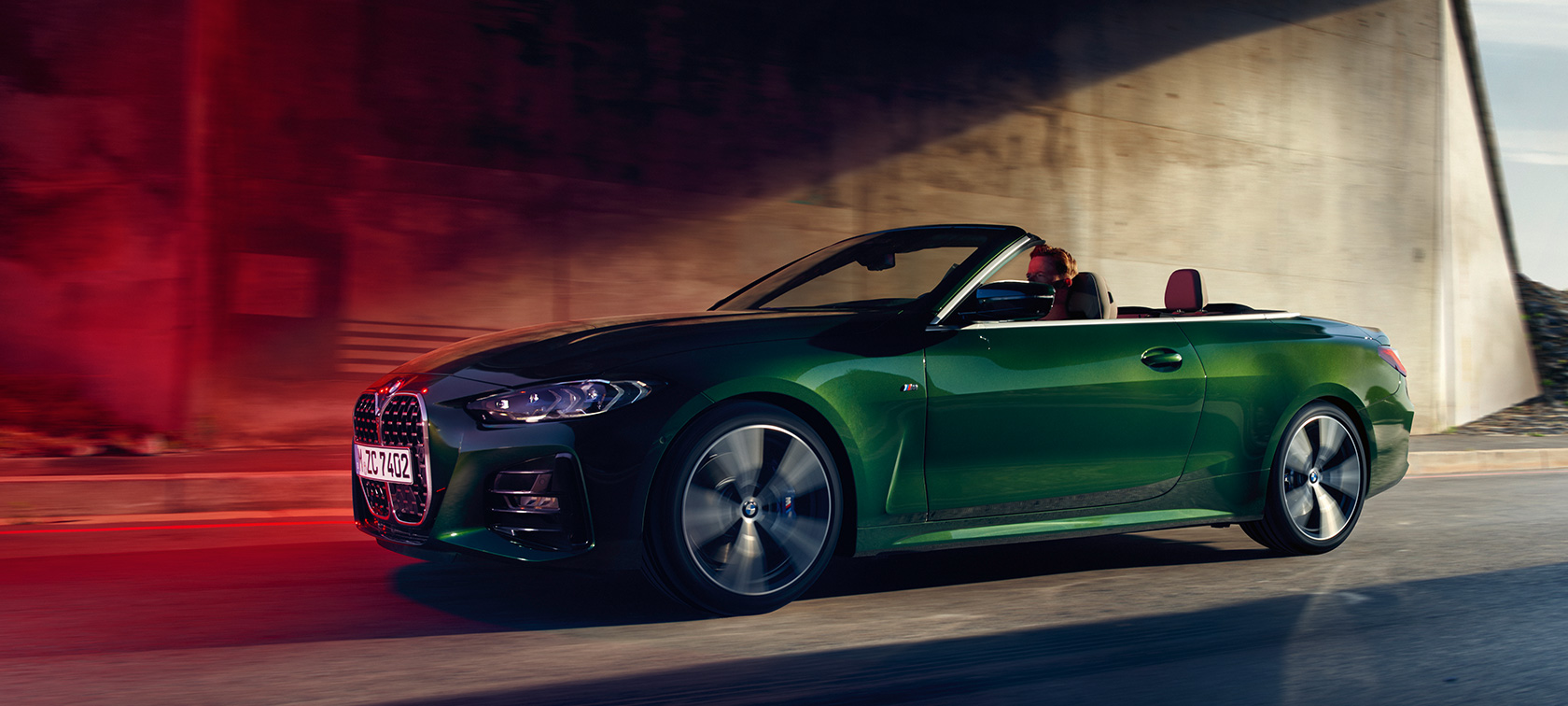 Tříčtvrteční pohled z boku BMW řady 4 Cabrio G23 2020 jízdní BMW řady 4 Cabrio G23 2020 v metalickém laku Sanremo Green (zelená) jízdní záběr z boku