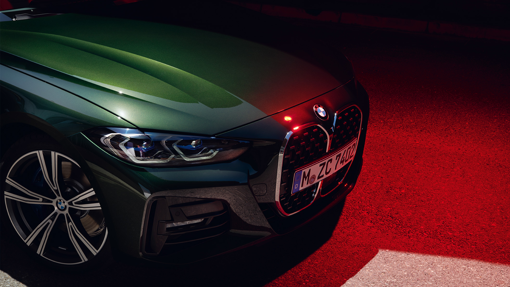 Boční pohled na kapotu BMW řady 4 Cabrio G23 2020 BMW řady 4 Cabrio G23 2020 metalický lak Sanremo Green boční pohled, detail na kapotu