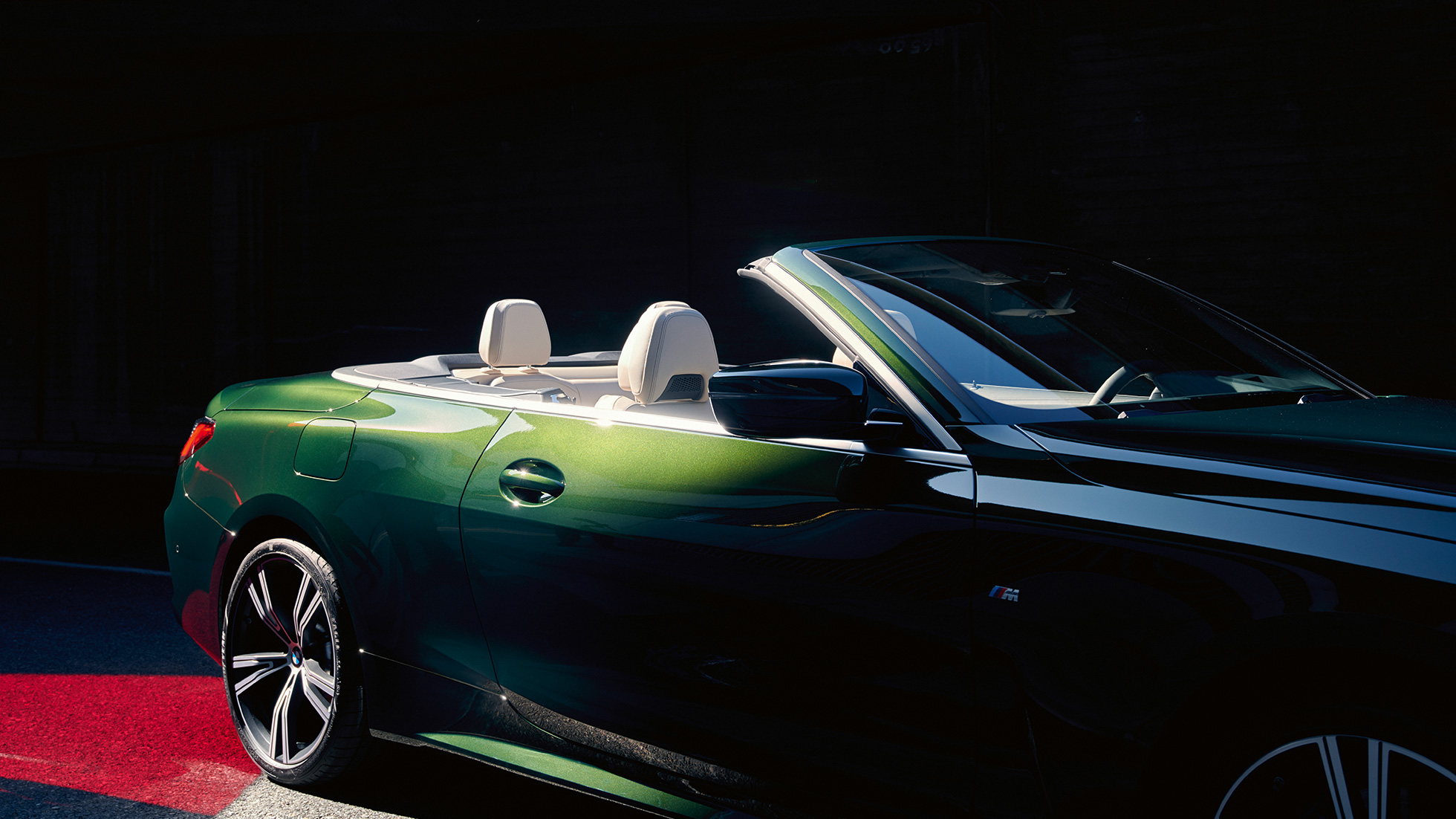 Tříčtvrteční pohled zepředu BMW řady 4 Cabrio G23 2020 BMW řady 4 Cabrio G23 2020 metalický lak Sanremo Green tříčtvrteční pohled zezadu