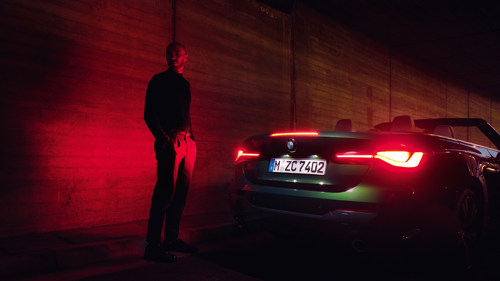 Tříčtvrteční pohled zezadu s otevřenou střechou BMW řady 4 Cabrio G23 2020 BMW řady 4 Cabrio G23 2020 metalický lak Sanremo Green tříčtvrteční pohled zezadu v noci s otevřenou střechou