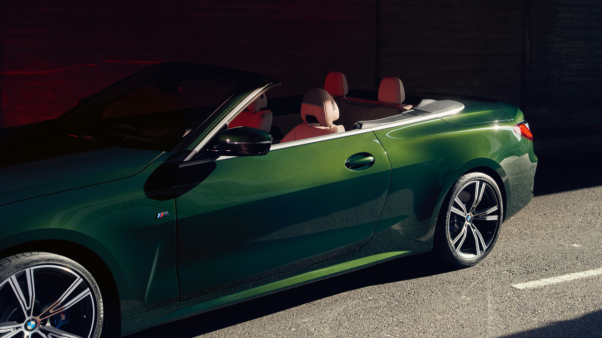 Boční pohled BMW řady 4 Cabrio G23 2020 BMW řady 4 Cabrio G23 2020 metalický lak Sanremo Green boční pohled, detail interiéru