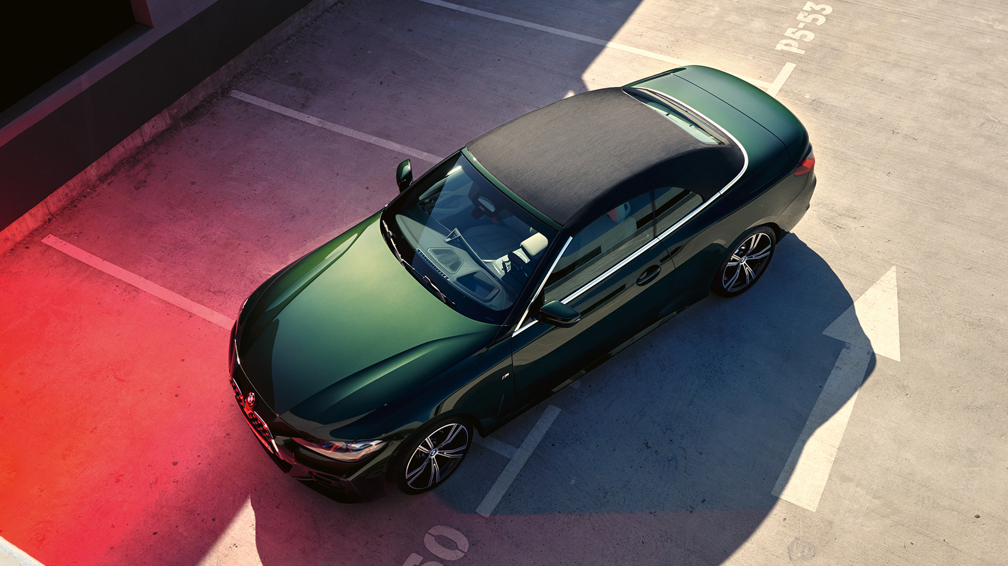 pohled seshora na plátěnou skládací střechu BMW řady 4 Cabrio G23 2020 BMW řady 4 Cabrio G23 2020 v metalickém laku Sanremo Green (zelená) pohled seshora na plátěnou skládací střechu