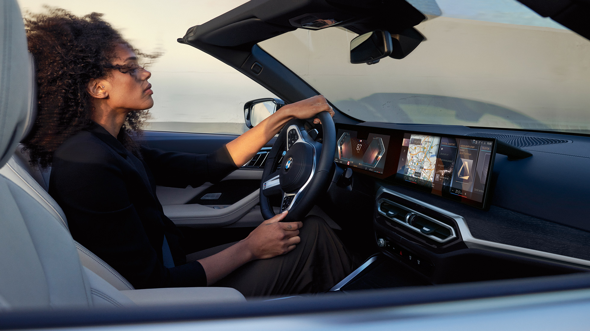 Kokpit BMW řady 4 Cabrio G23 BMW řady 4 Cabrio G23 2020 interiér s volantem, palubní deskou a kontrolním displejem