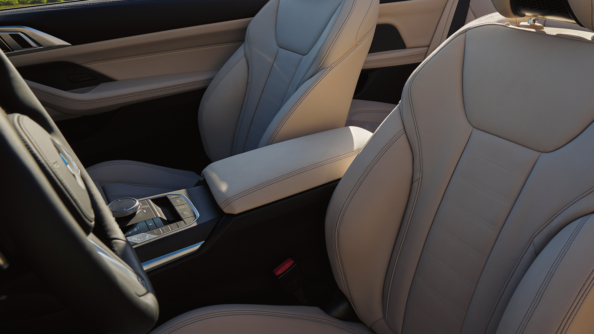 Středová konzola a sedadla BMW řady 4 Cabrio. BMW řady 4 Cabrio G23 2020 v metalickém laku Sanremo Green (zelená) interiér středová konzola a sedadla