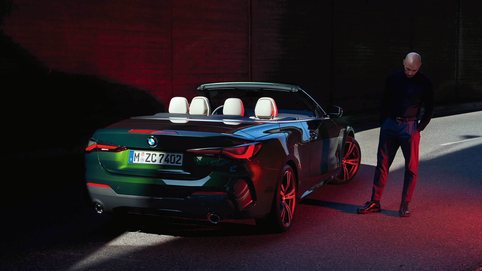 Tříčtvrteční pohled zezadu se zadními světly BMW řady 4 Cabrio G23 2020 BMW řady 4 Cabrio G23 2020 v metalickém laku Sanremo Green (zelená) tříčtvrteční pohled zezadu se zadními světly