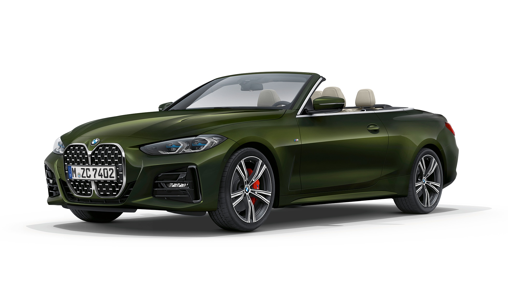 Tříčtvrteční pohled zepředu BMW řady 4 Cabrio Model M Sport G23 2020 BMW řady 4 Cabrio G23 2020 Model M Sport metalický lak Sanremo Green (zelená) tříčtvrteční pohled zepředu
