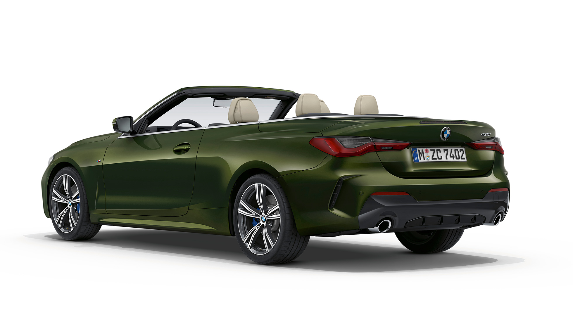 Zadní část BMW řady 4 Cabrio Model M Sport G23 2020 BMW řady 4 Cabrio G23 2020 Model M Sport metalický lak Sanremo Green (zelená) tříčtvrteční pohled zezadu