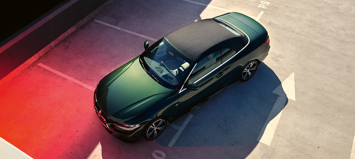 Plátěná skládací střecha BMW řady 4 Cabrio G23 2020 Plátěná skládací střecha BMW řady 4 Cabrio G23 2020 v metalickém laku Sanremo Green (zelená) pohled z ptačí perspektivy