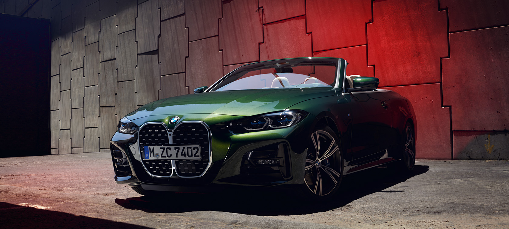 BMW řady 4 Cabrio G23 2020 v metalickém laku Sanremo Green (zelená) tříčtvrteční pohled zepředu 