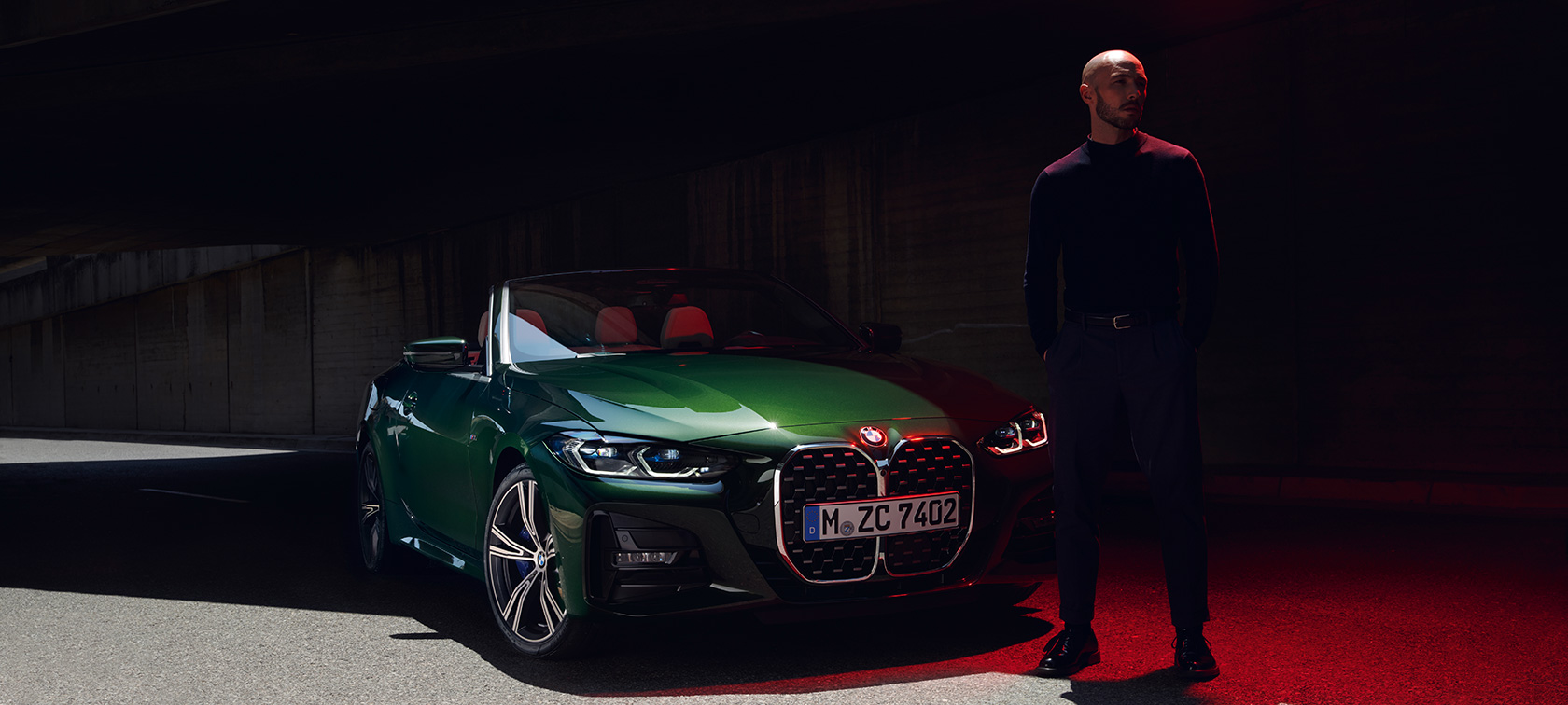 Pohledu zepředu BMW řady 4 Cabrio G23 2020 BMW řady 4 Cabrio G23 2020 v metalickém laku Sanremo Green (zelená) pohled zepředu s modelem