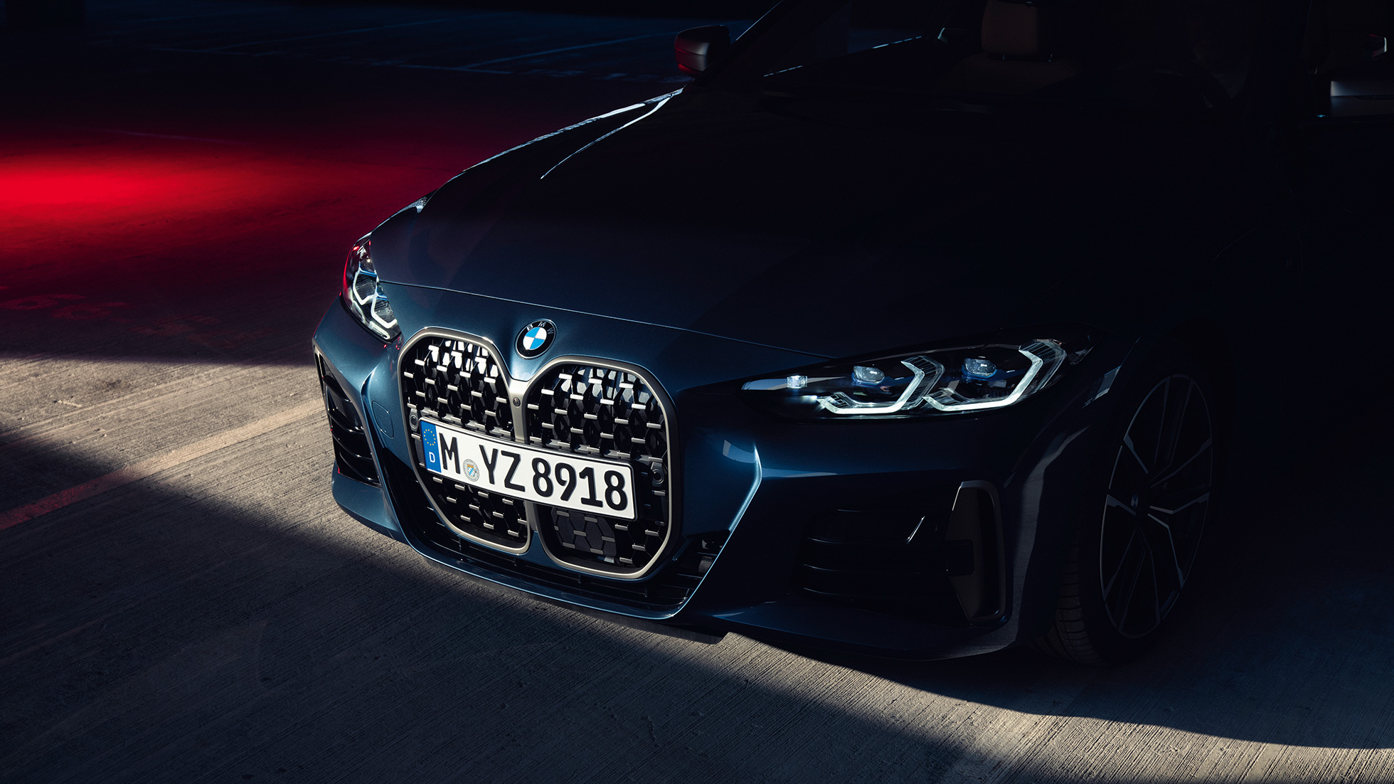 Pohled zepředu na masku chladiče BMW řady 4 Coupé G22 2020 BMW řady 4 Coupé G22 2020 v metalické barvě Arctic Race Blue (modrá) detailní pohled na přední část a masku chladiče