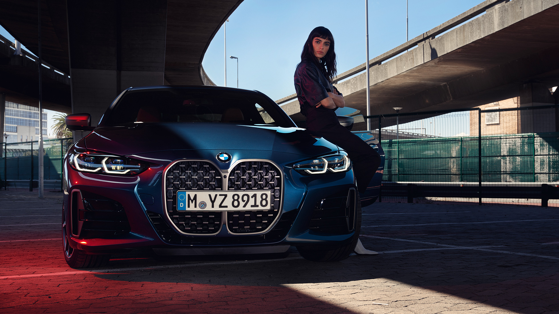 Pohled zepředu na masku chladiče přední světlomety BMW řady 4 Coupé G22 2020 BMW řady 4 Coupé G22 2020 v metalické barvě Arctic Race Blue (modrá) detailní pohled na přední část a masku chladiče, přední světlomety s modelem