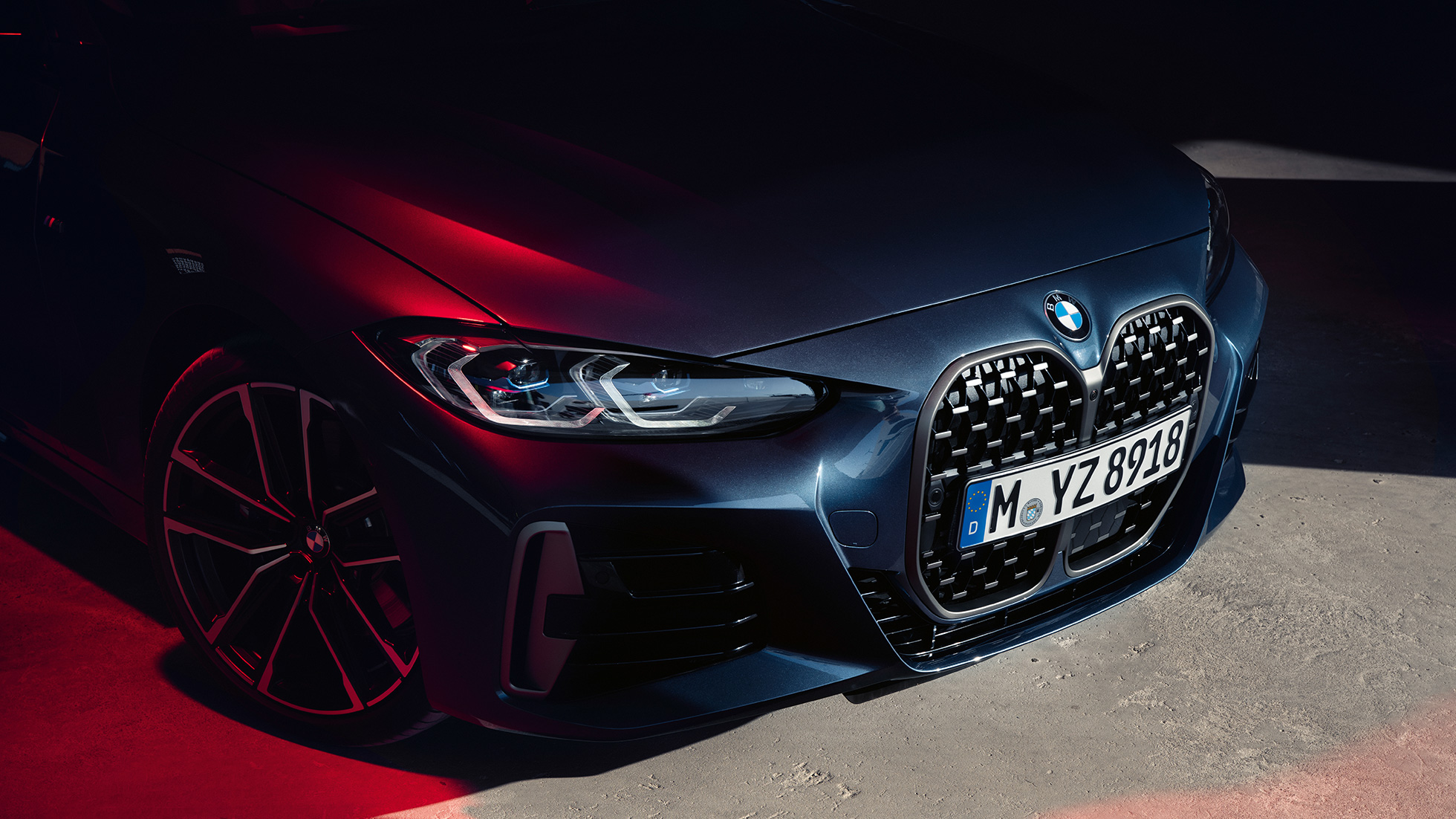 Tříčtvrteční pohled zepředu na masku chladiče BMW řady 4 Coupé G22 2020 BMW řady 4 Coupé G22 2020 v metalické barvě Arctic Race Blue (modrá) ze tříčtvrtečního pohledu zepředu pohled na BMW masku chladiče
