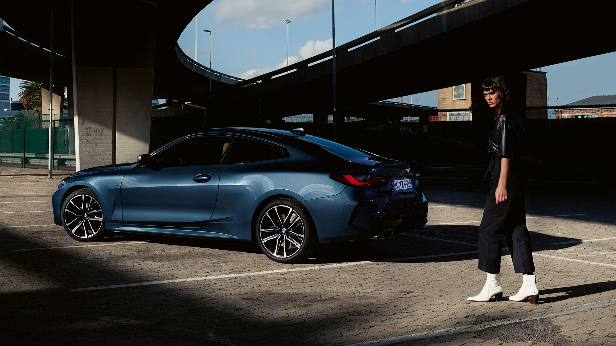 Boční pohled na svažující se linii střechy BMW řady 4 Coupé G22 2020 BMW řady 4 Coupé G22 2020 v metalické barvě Arctic Race Blue (modrá) při pohledu z boku linie střechy