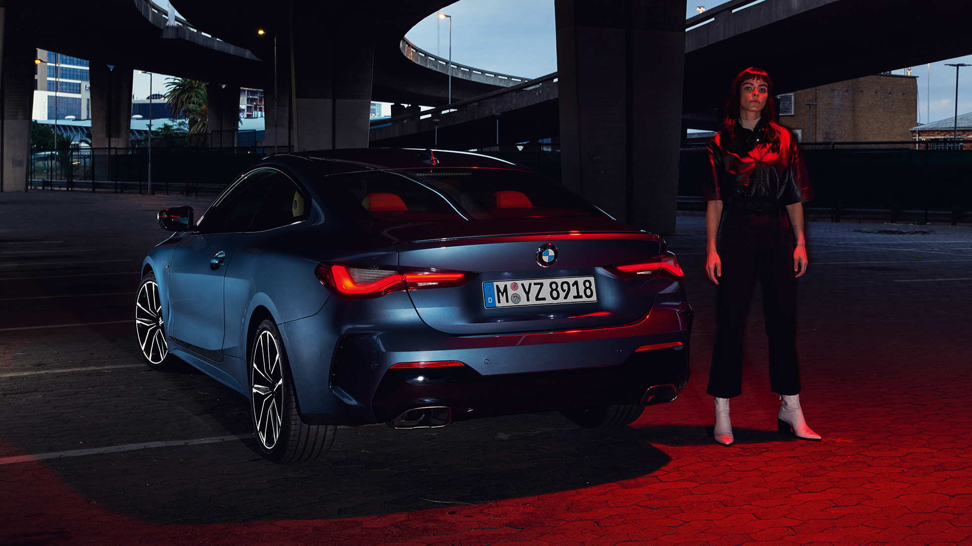 Pohled zezadu zadní světla BMW řady 4 Coupé G22 BMW řady 4 Coupé G22 2020 v metalické barvě Arctic Race Blue (modrá) pohled na zadní část zadní světla