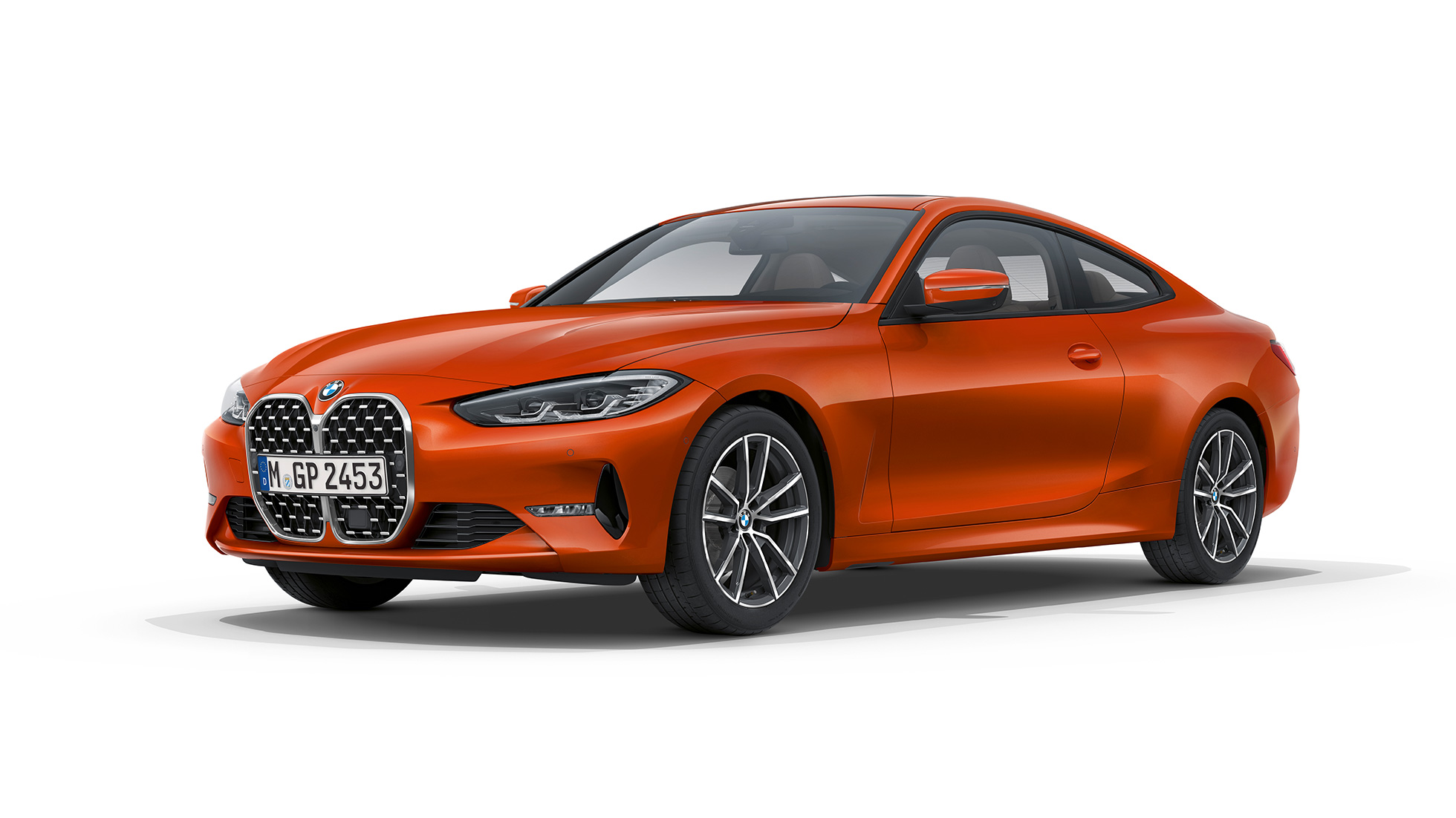 Tříčtvrteční pohled zepředu BMW řady 4 Coupé sériové provedení G22 2020 BMW řady 4 Coupé G22 2020 v sériovém provedení v metalické barvě Sunset Orange (oranžová) ze tříčtvrtečního pohledu zepředu