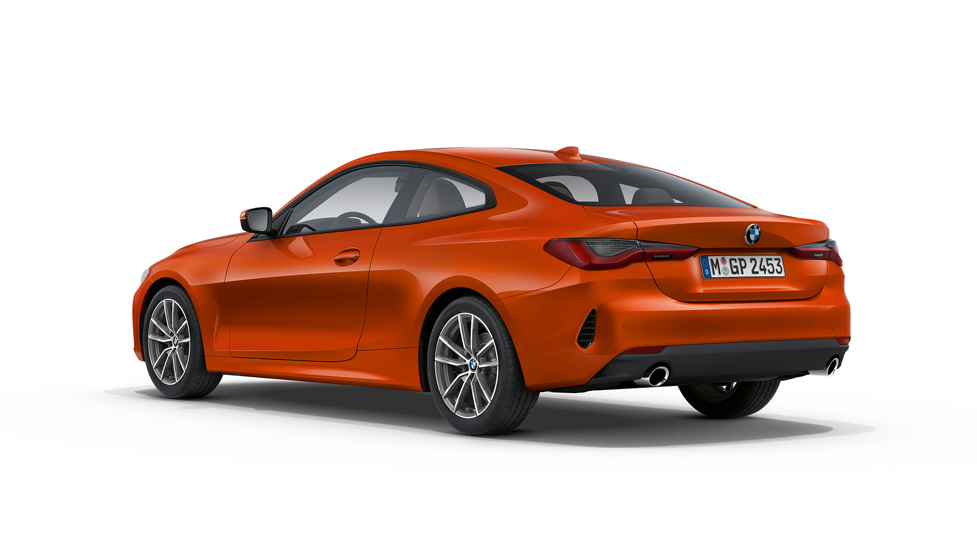 Tříčtvrteční pohled zezadu BMW řady 4 Coupé sériové provedení G22 2020 BMW řady 4 Coupé G22 2020 v sériovém provedení v barvě Sunset Orange (oranžová) ze tříčtvrtečního pohledu zezadu