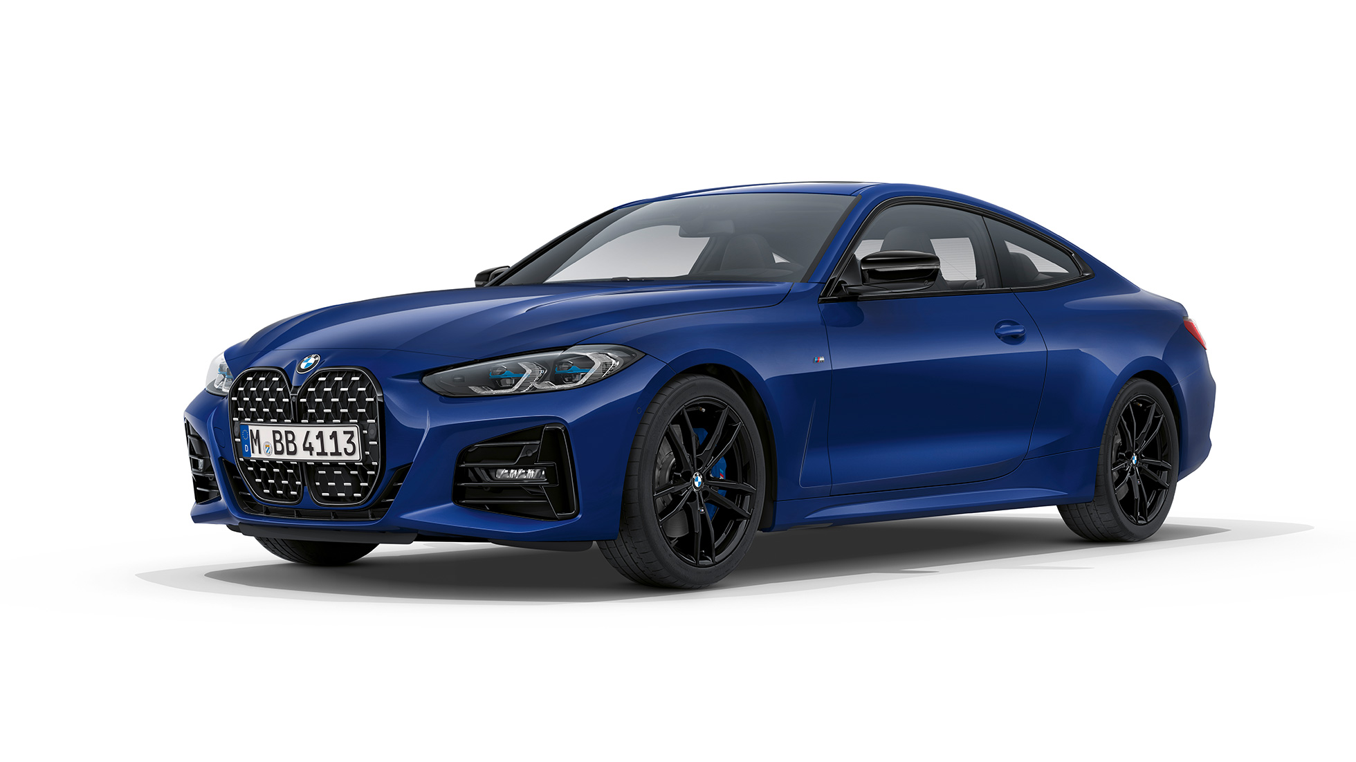 BMW řady 4 Coupé Model M Sport G22 2020 BMW řady 4 Coupé G22 2020 Model M Sport v metalické barvě Arctic Race Blue (modrá) ze tříčtvrtečního pohledu zepředu