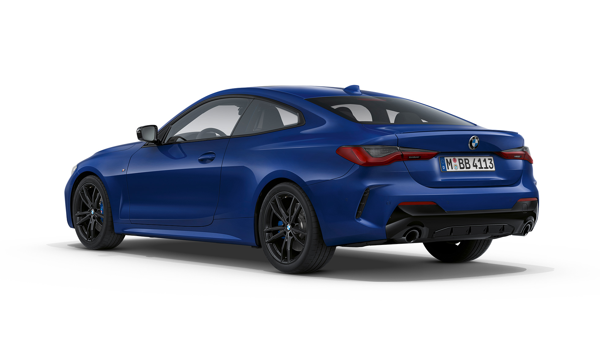 Zadní část BMW řady 4 Coupé Model M Sport G22 2020 BMW řady 4 Coupé G22 2020 Model M Sport v metalické barvě Arctic Race Blue (modrá) ze tříčtvrtečního pohledu zezadu