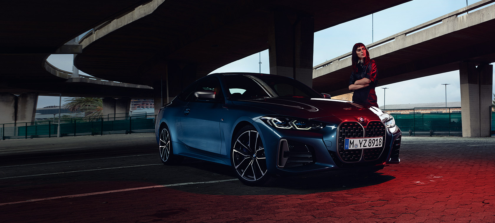 BMW řady 4 Coupé G22 2020 tříčtvrteční pohled zepředu s modelem