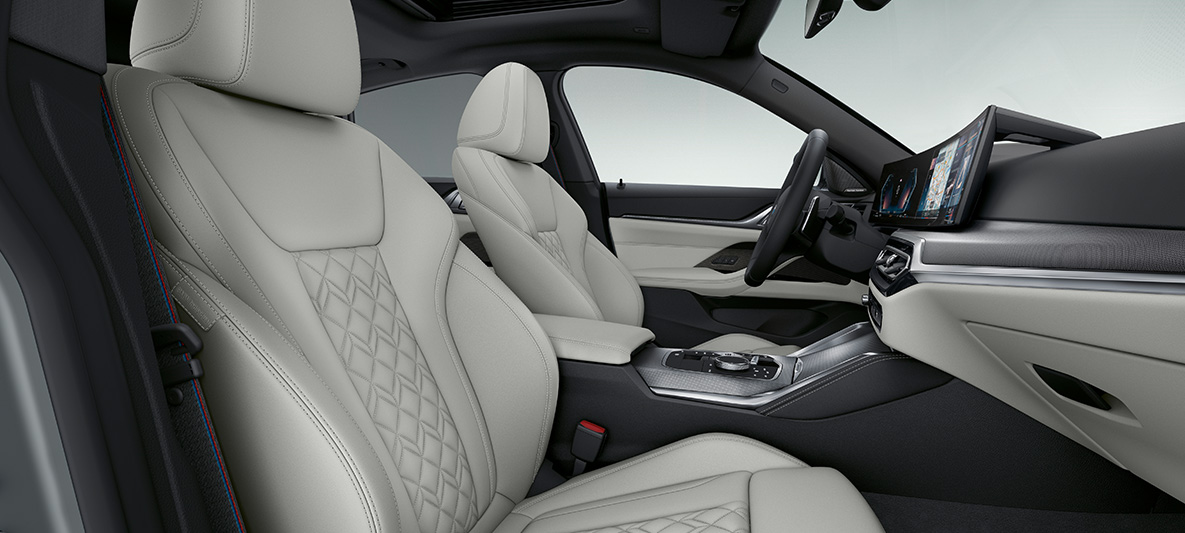 Kožené čalounění Merino Ivory White (bílá) BMW řady 4 Gran Coupé G26 2021 Interiér BMW Individual rozšířené kožené čalounění Merino Ivory White (bílá) BMW řady 4 Gran Coupé G26 2021 interiér palubní deska