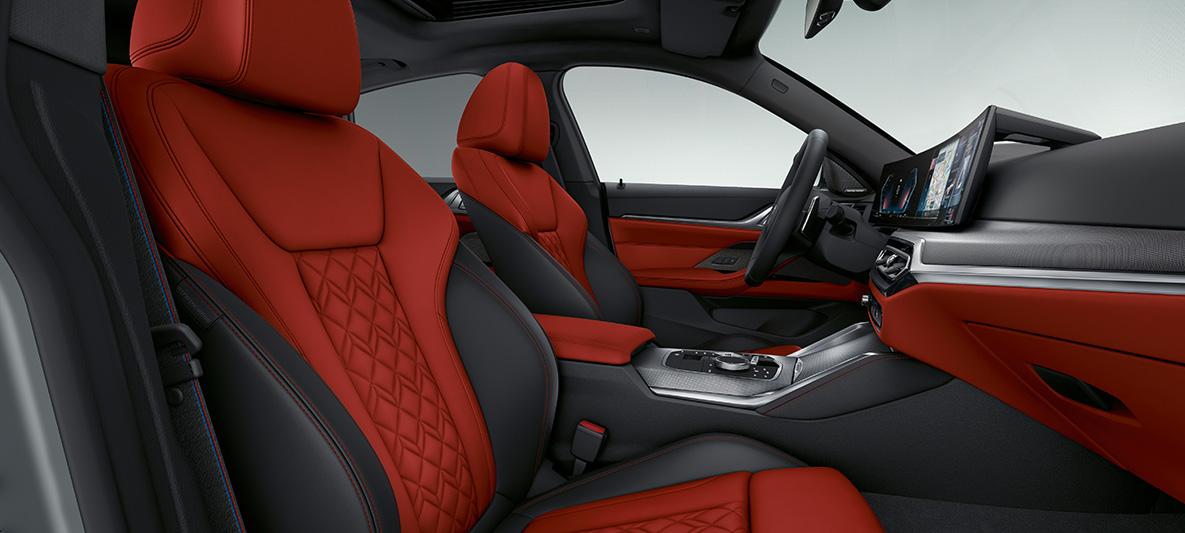 Kožené čalounění Merino Fiona Red/Black (červená/černá) BMW řady 4 Gran Coupé G26 2021 interiér BMW Individual rozšířené kožené čalounění Merino Fiona Red/Black (červená/černá) BMW řady 4 Gran Coupé G26 2021 interiér palubní deska