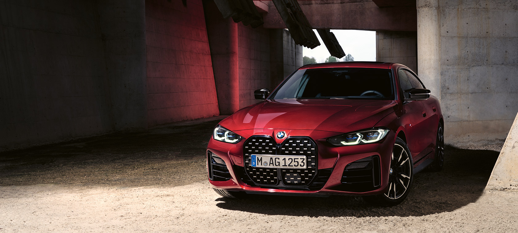 BMW řady 4 Gran Coupé G26 BMW Individual Aventurine Red (červená) tříčtvrteční pohled zepředu