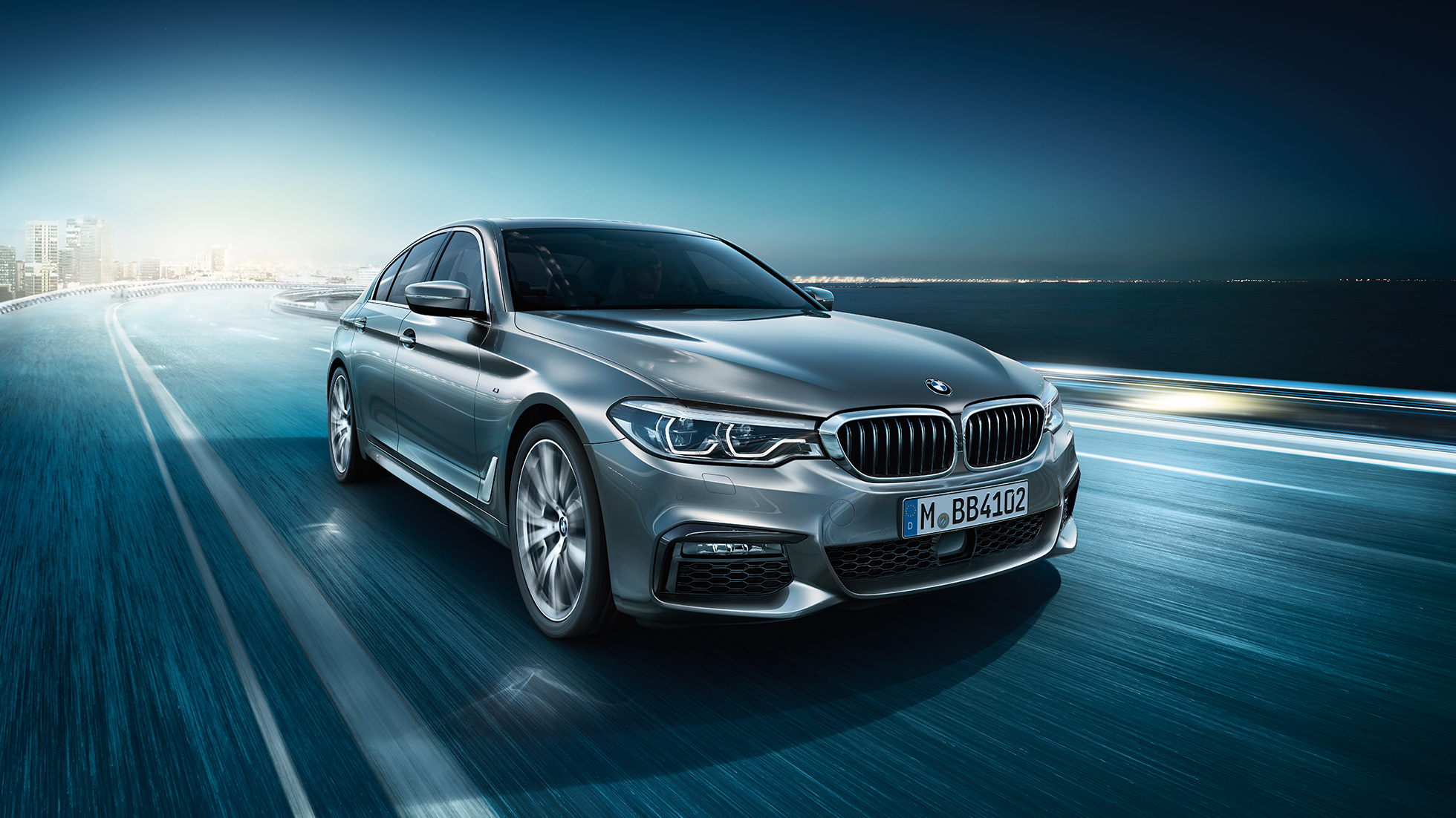 Design BMW řady 5 Sedan BMW řady 5 Sedan 540i Sedan G30 v metalické barvě Bluestone (šedá) ze tříčtvrtečního pohledu zepředu