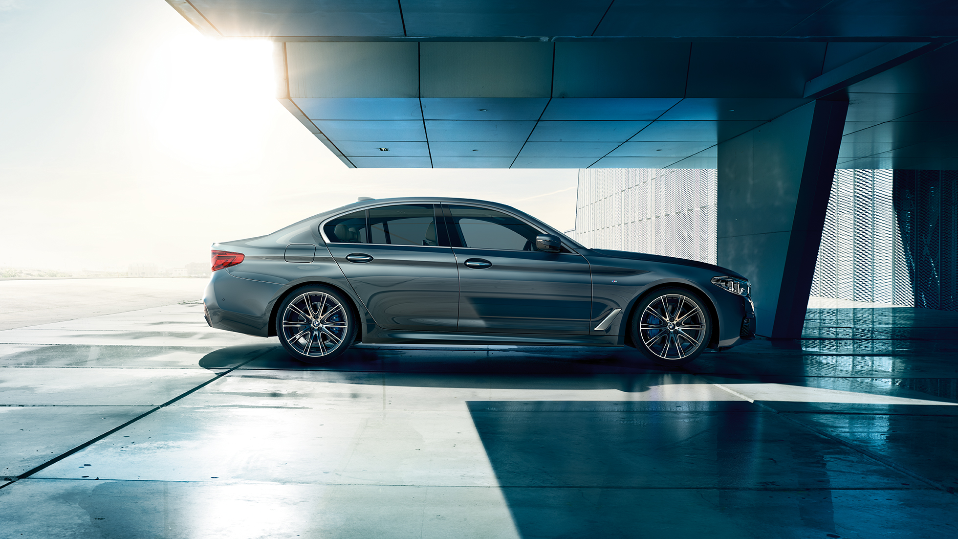 Design boční části BMW řady 5 Sedan BMW řady 5 Sedan 540i Sedan G30 v metalické barvě Bluestone (šedá) z bočního pohledu
