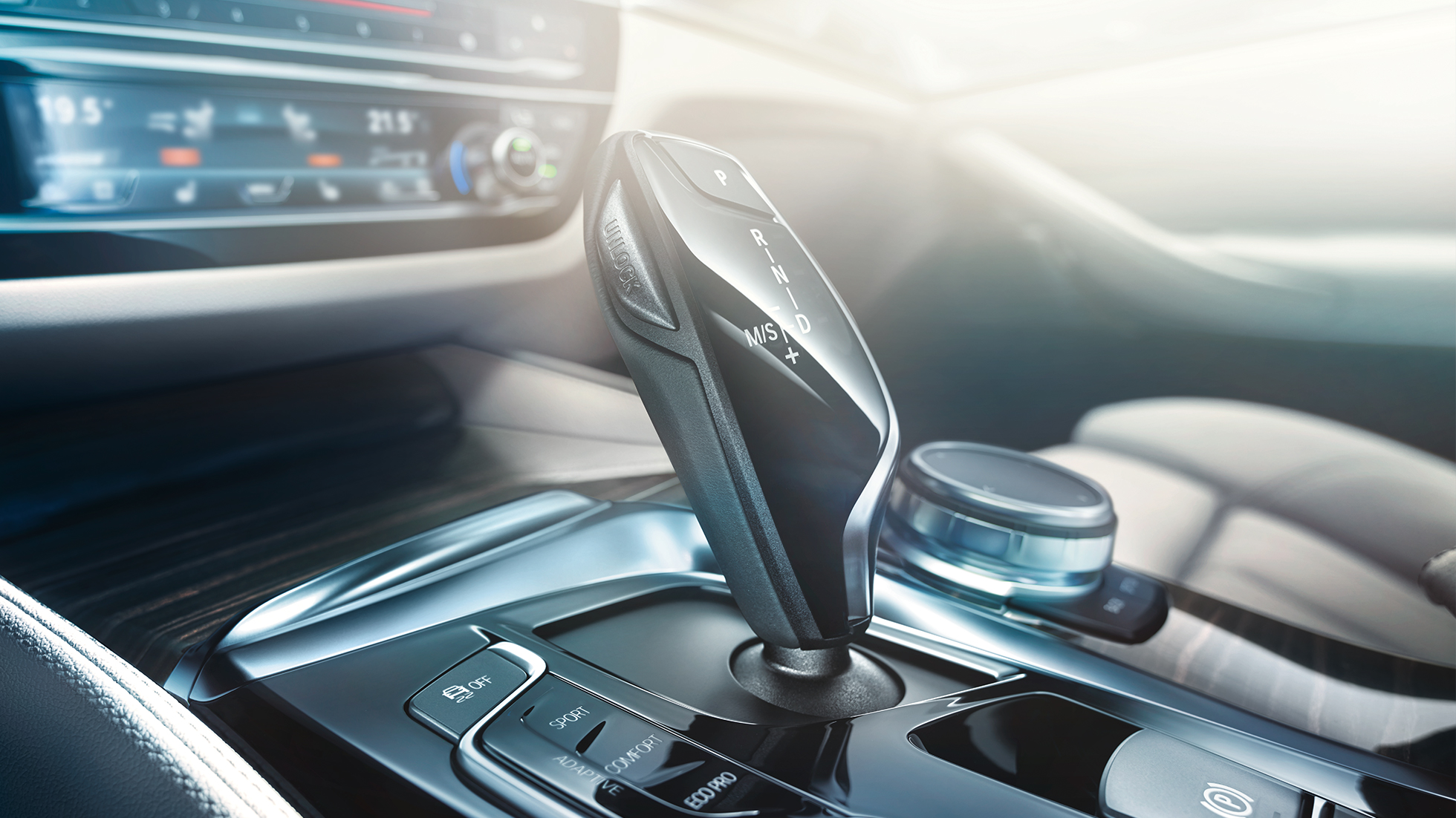 Řešení palubní desky BMW řady 5 Sedan Palubní deska BMW řady 5 Sedan 540i Sedan G30 v metalické barvě Bluestone (šedá)