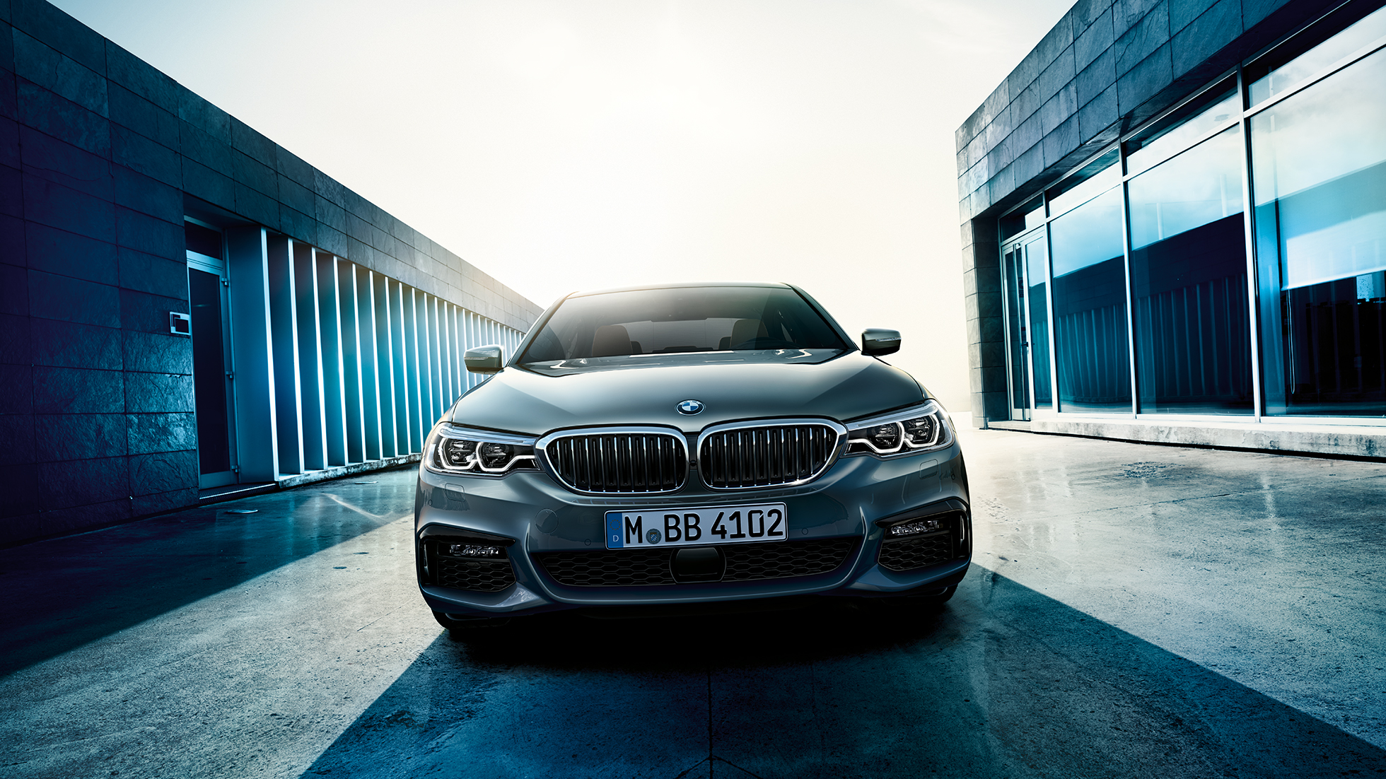 Exteriér BMW řady 5 Sedan Exteriér BMW řady 5 Sedan 540i Sedan G30 v metalické barvě Bluestone (šedá) při pohledu zpředu