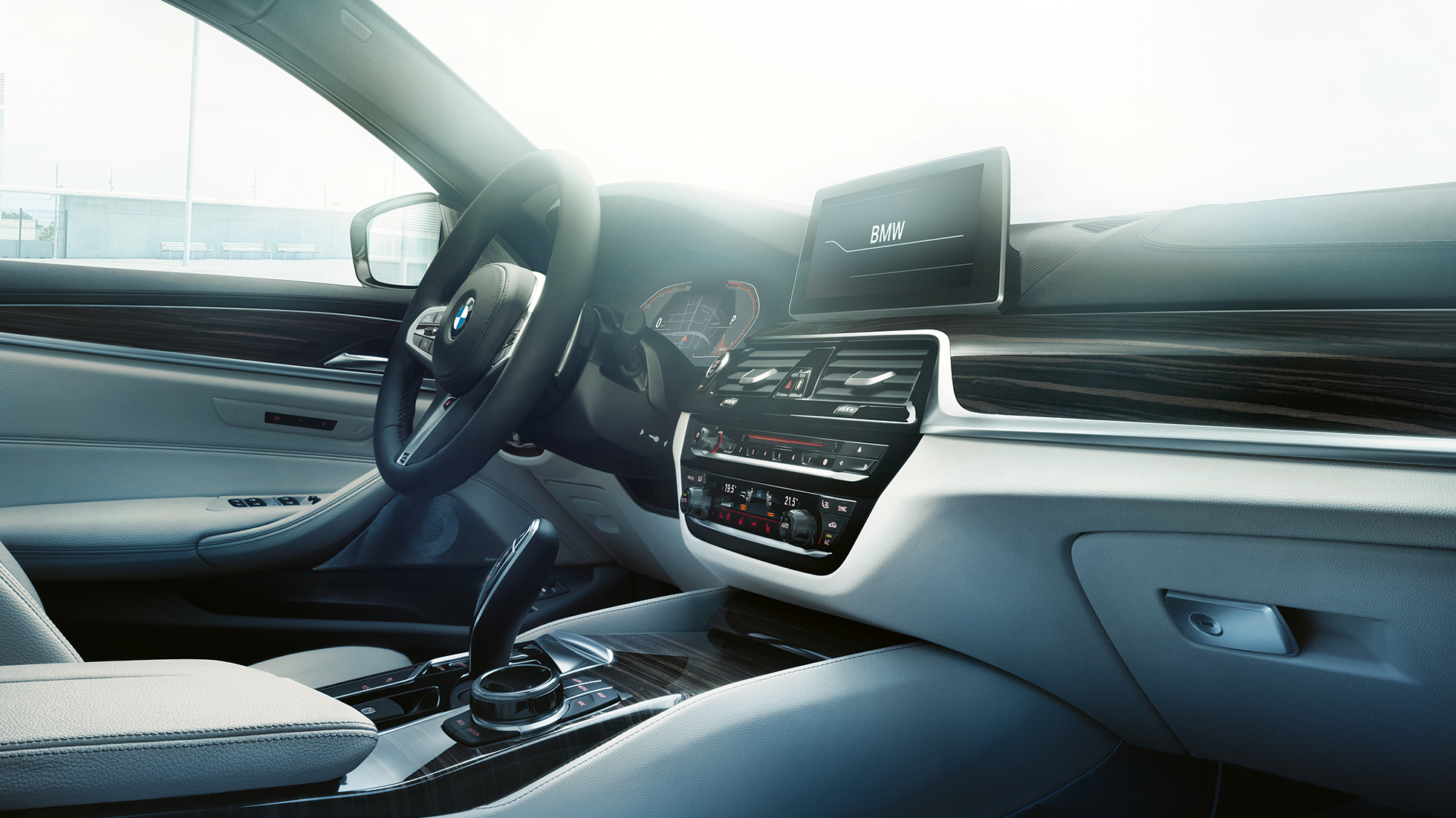 Palubní deska v BMW řady 5 Sedan Palubní deska BMW řady 5 Sedan speciality 540i Sedan G30 v metalické barvě Bluestone (šedá)