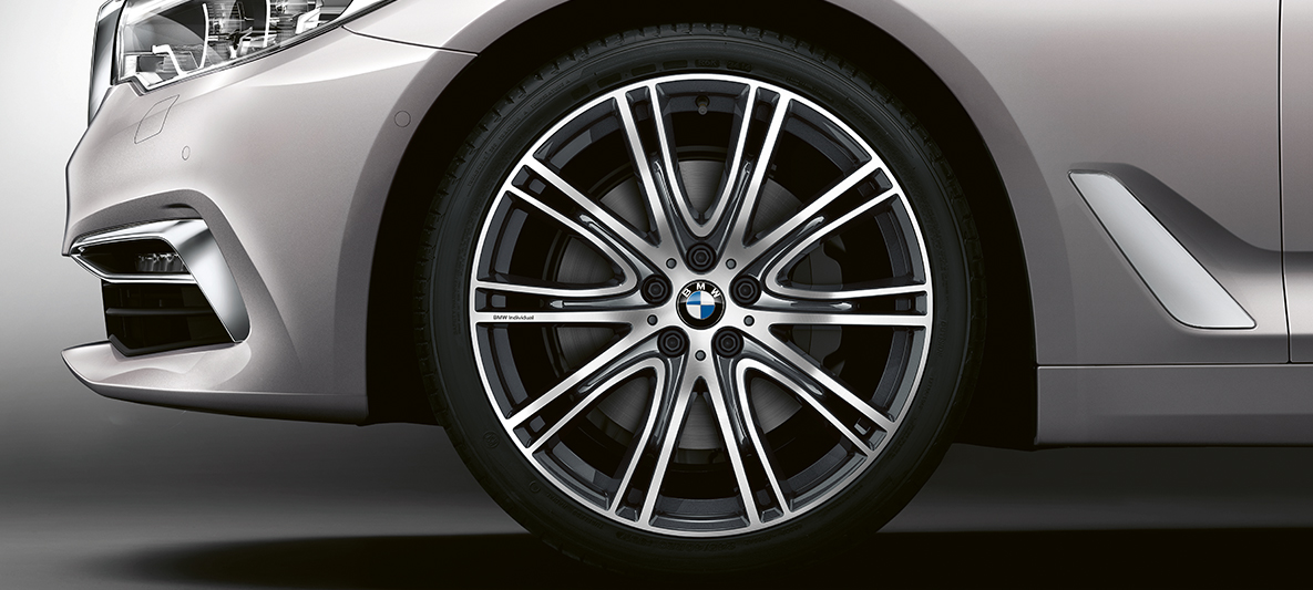 Kolo BMW Individual pro BMW řady 5 Sedan Kolo BMW Individual pro BMW řady 5 Sedan G30 v metalické barě Rhodonite Silver (stříbrná)
