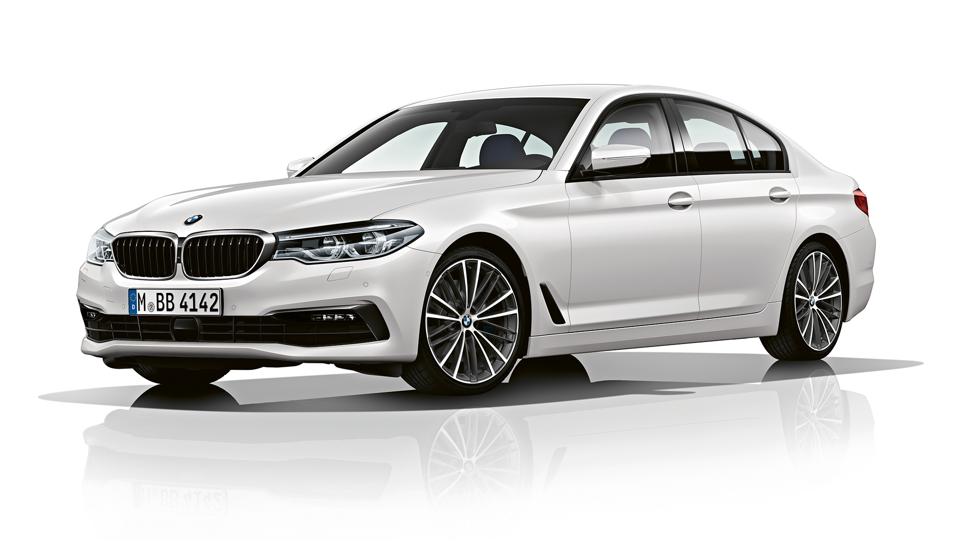 BMW řady 5 Sedan Sport Line ze tříčtvrtečního pohledu zepředu. BMW řady 5 Sedan Sport Line 540i Sedan G30 v metalické barvě Alpine White (bílá) ze tříčtvrtečního pohledu zepředu.