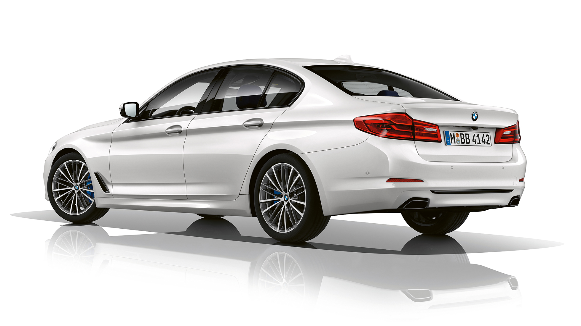 BMW řady 5 Sedan Sport Line ze tříčtvrtečního pohledu zepředu. BMW řady 5 Sedan Sport Line 540i Sedan G30 v metalické barvě Alpine White (bílá) ze tříčtvrtečního pohledu zepředu.
