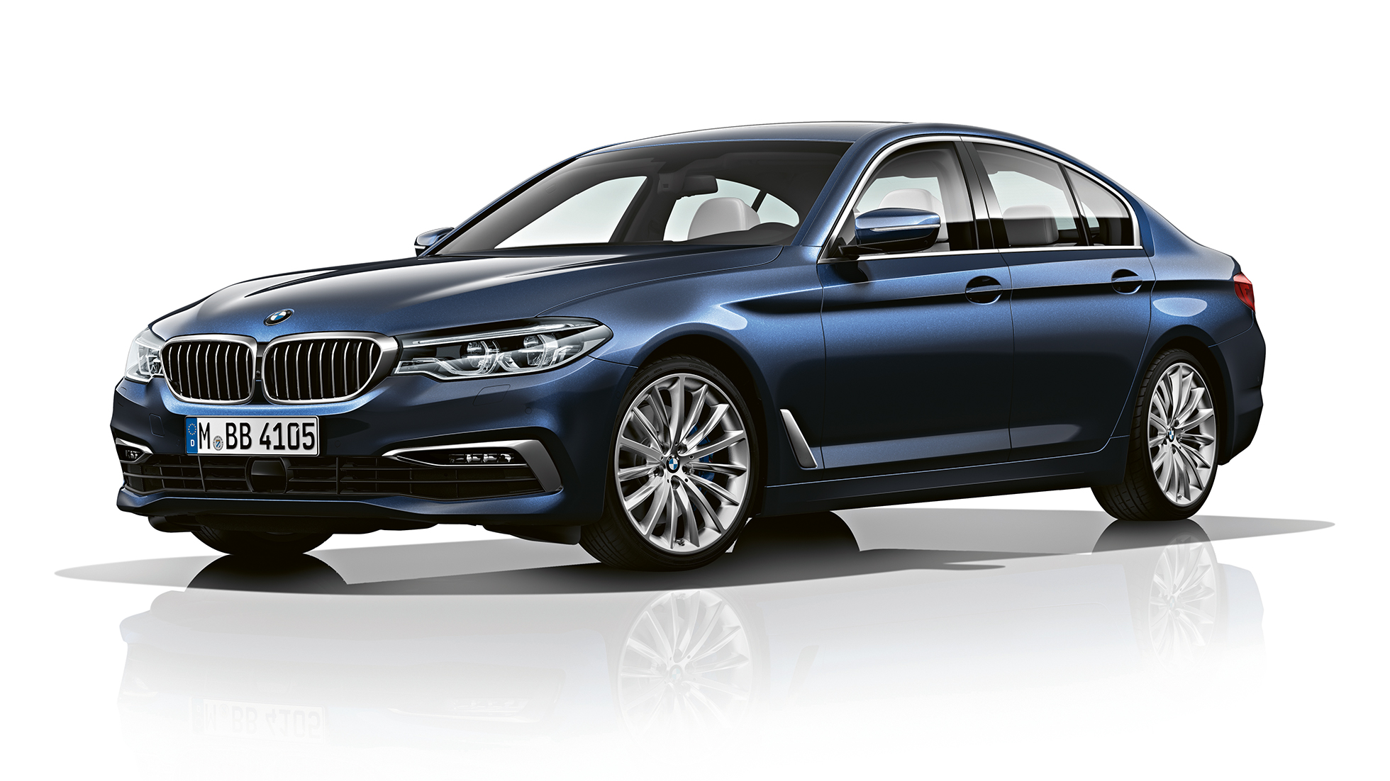 BMW řady 5 Sedan Luxury Line ze tříčtvrtečního pohledu zpředu Luxury Line u BMW řady 5 Sedan 540d Sedan G30 v metalické barvě Imperial Blue s briliantovým efektem ze tříčtvrtečního pohledu zpředu