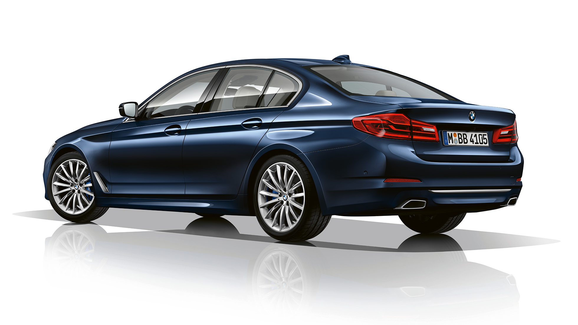 BMW řady 5 Sedan Luxury Line ze tříčtvrtečního pohledu zezadu BMW řady 5 Sedan Luxury Line 540d Sedan G30 v metalické barvě Imperial Blue s briliantovým efektem ze tříčtvrtečního pohledu zezadu