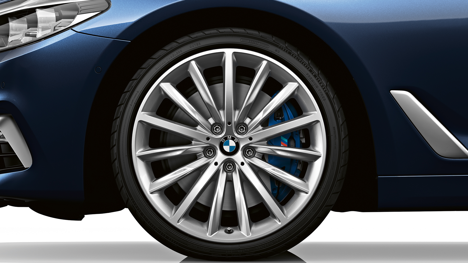 Kola BMW řady 5 Sedan Luxury Line Kola BMW řady 5 Sedan Luxury Line 540d Sedan G30 v metalické barvě Imperial Blue (modrá) s briliantovým efektem