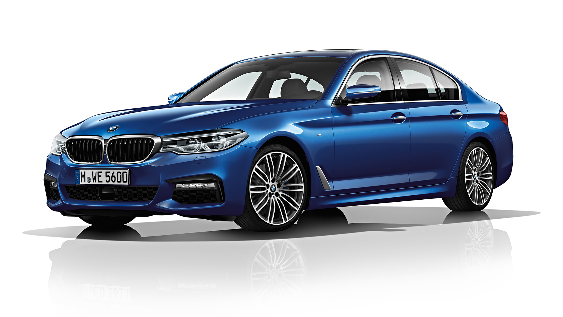 BMW řady 5 Sedan s M sportovním paketem 540i Sedan ze tříčtvrtečního pohledu zpředu BMW řady 5 Sedan s M sportovním paketem 540i Sedan G30 v metalické barvě Mediterranean Blue (modrá) ze tříčtvrtečního pohledu zpředu