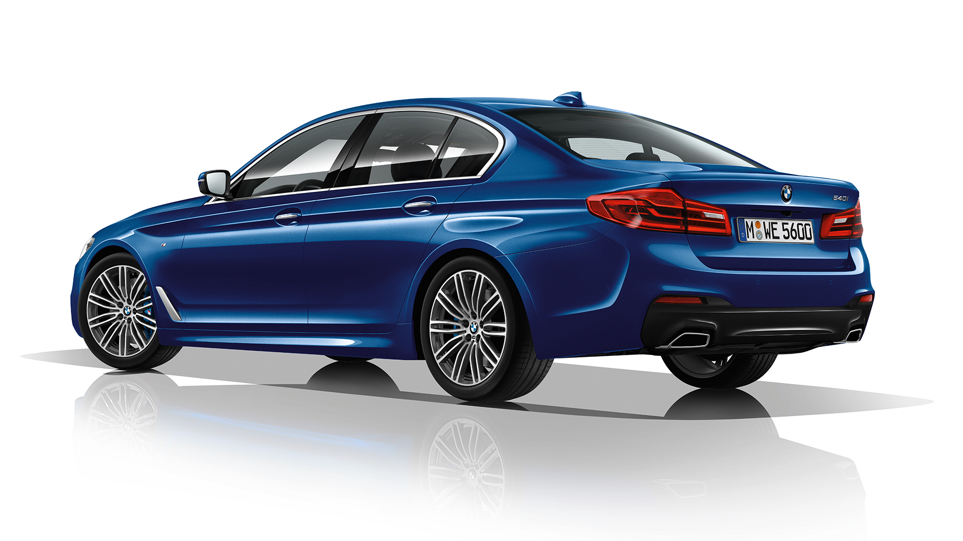 BMW řady 5 Sedan s M sportovním paketem 540i Sedan ze tříčtvrtečního pohledu zezadu. BMW řady 5 Sedan s M sportovním paketem 540i Sedan G30 v metalické barvě Mediterranean Blue ze tříčtvrtečního pohledu zezadu.