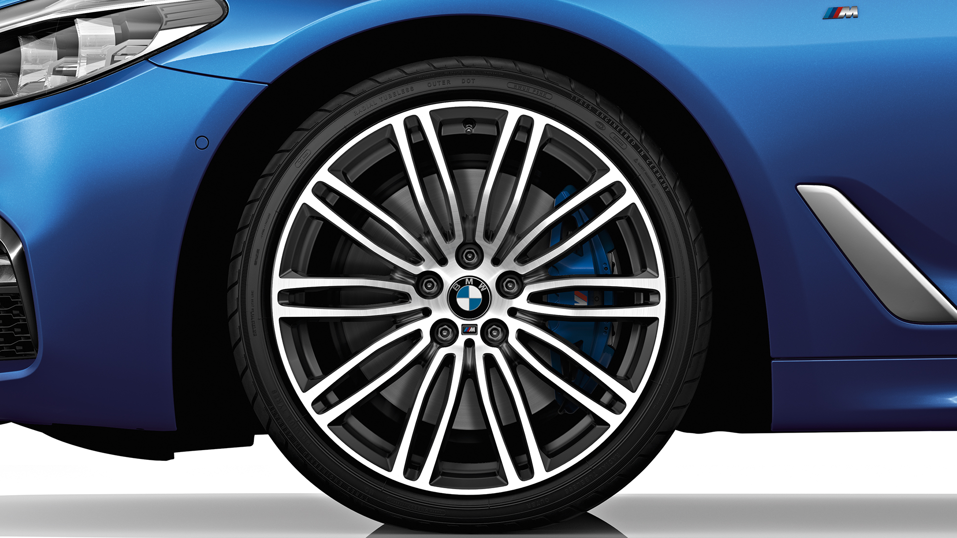 Kola BMW řady 5 Sedan s M sportovním paketem 540i Sedan Kola BMW řady 5 Sedan s M sportovním paketem 540i Sedan G30 v metalické barvě Mediterranean Blue
