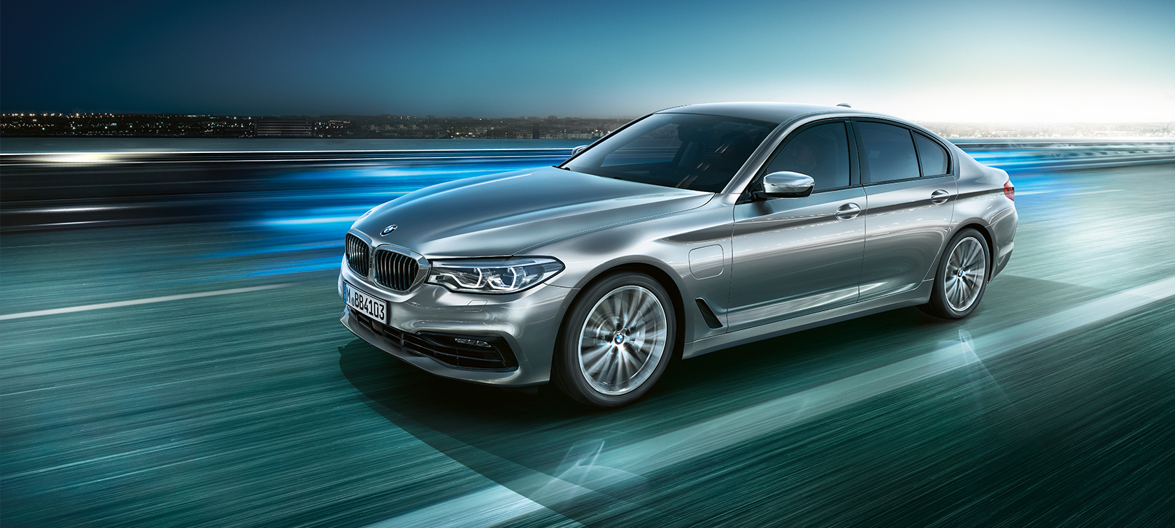 BMW 530e Sedan BMW 530e Sedan plug-in hybridní BMW řady 5 Sedan v metalické barvě Glacier Silver (stříbrná) ze tříčtvrtečního pohledu zepředu
