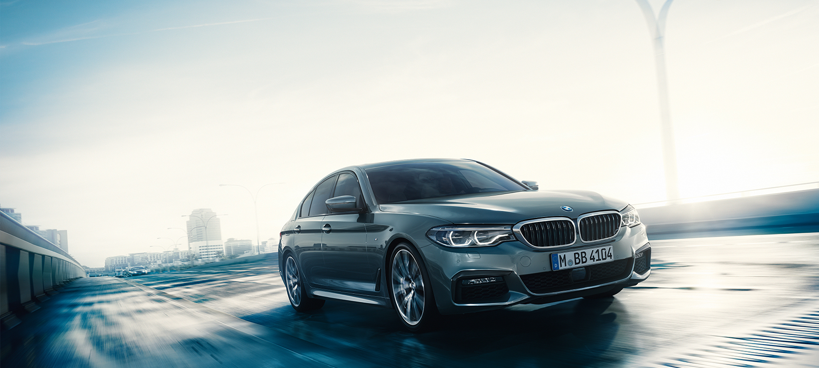 Modely a výbava BMW řady 5 Sedan Modely a výbava BMW řady 5 Sedan 540i Sedan G30 v metalickém laku Bluestone (šedá) ze tříčtvrtečního pohledu zpředu