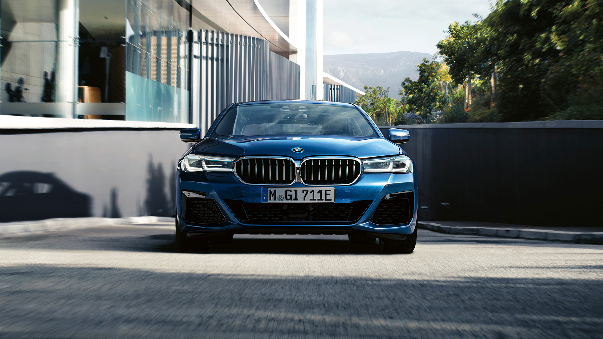 Maska ve tvaru ledvinek a přední nárazník BMW řady 5 Sedan G30 Maska ve tvaru ledvinek a přední nárazník BMW řady 5 Sedan G30 Facelift 2020 v barvě Phytonic Blue (modrá) detailní pohled na přední část