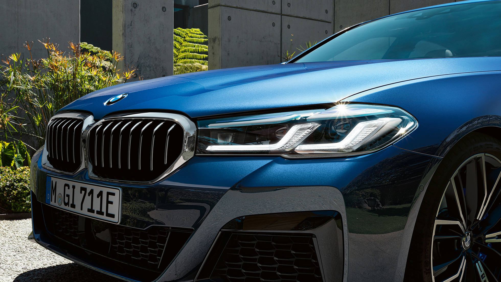 BMW Laserlight BMW řady 5 Sedan G30 BMW Laserlight BMW řady 5 Sedan G30 Facelift 2020 v barvě Phytonic Blue (modrá) detailní pohled na přední část
