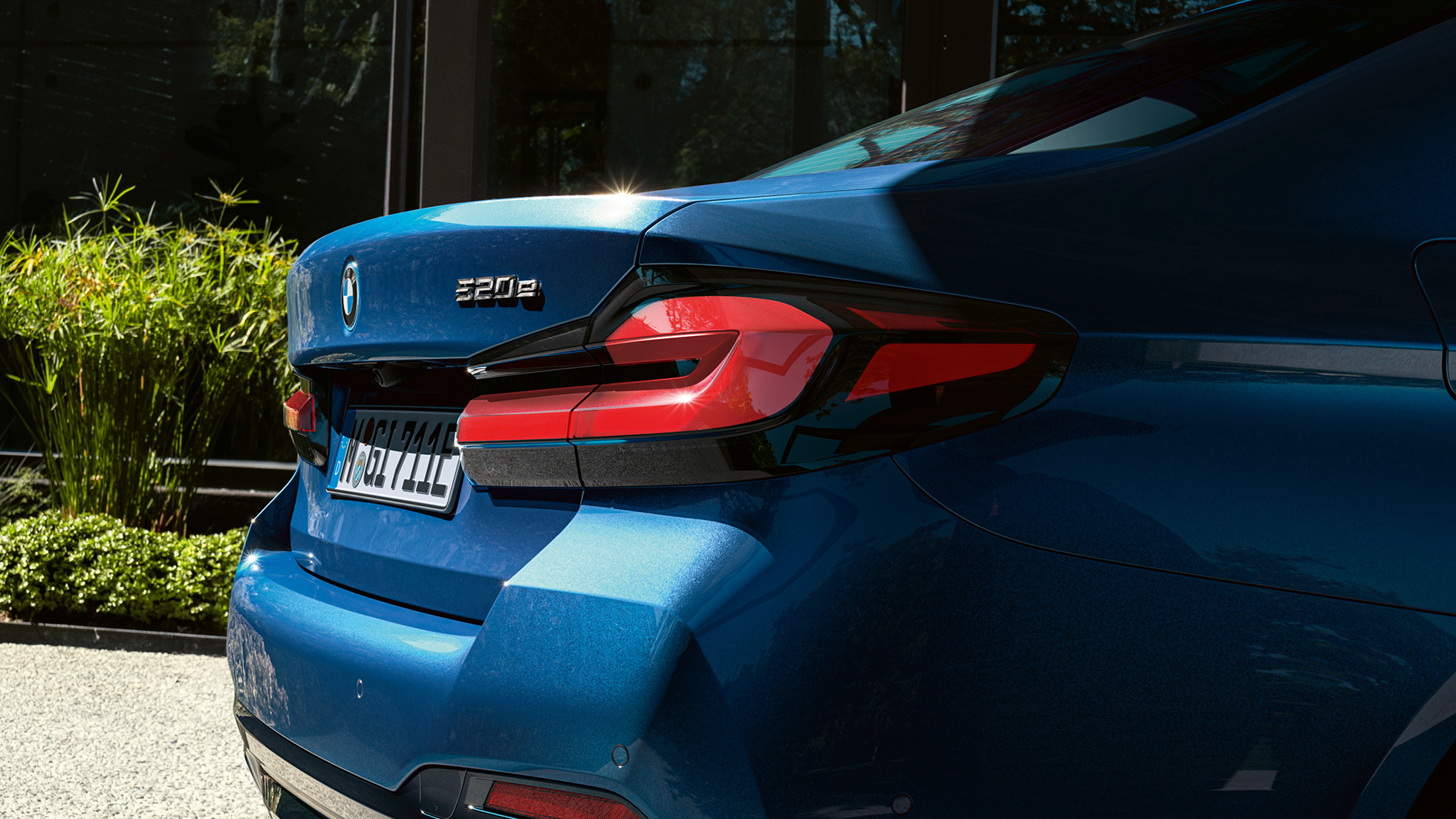 3D zadní světla BMW řady 5 Sedan G30 3D zadní světla BMW řady 5 Sedan G30 Facelift 2020 v barvě Phytonic Blue (modrá) detailní pohled na zadní část