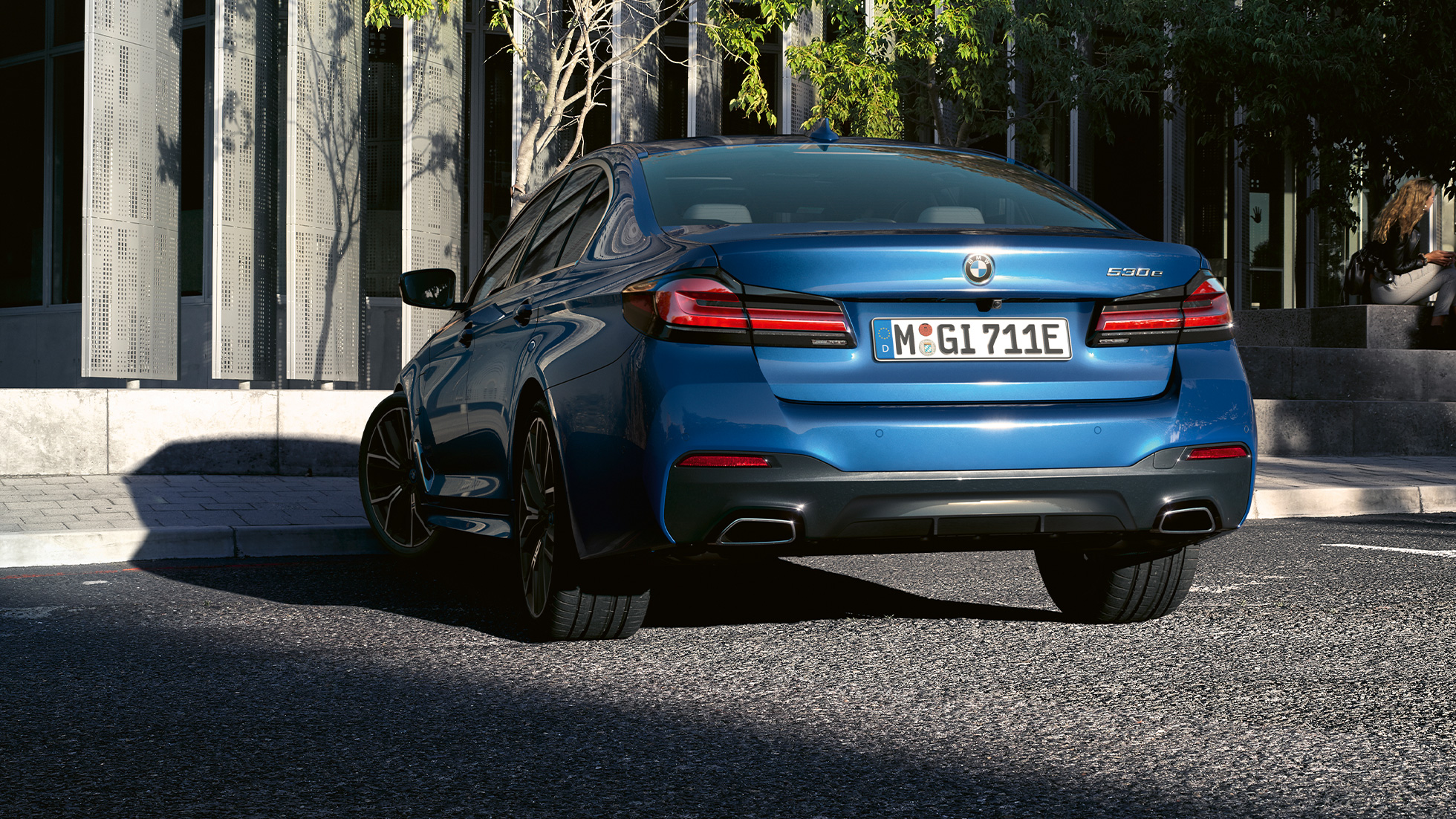 Zadní nárazník BMW řady 5 Sedan G30 Lichoběžníkové koncovky výfuku BMW řady 5 Sedan G30 Facelift 2020 v barvě Phytonic Blue (modrá) detailní pohled na zadní část