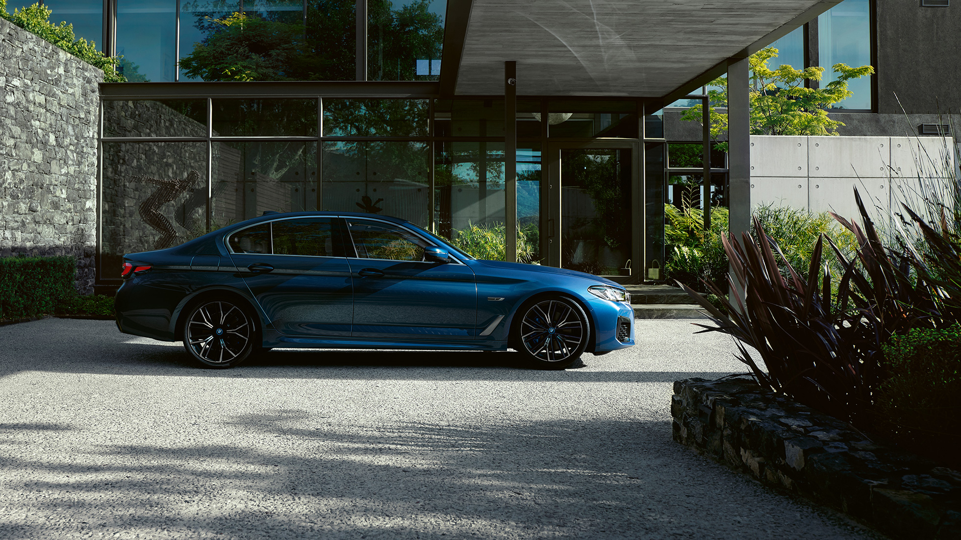 Exteriér BMW řady 5 Sedan G30 BMW řady 5 Sedan G30 facelift 2020 Phytonic Blue (modrá) pohled z boku na zaparkovaný vůz